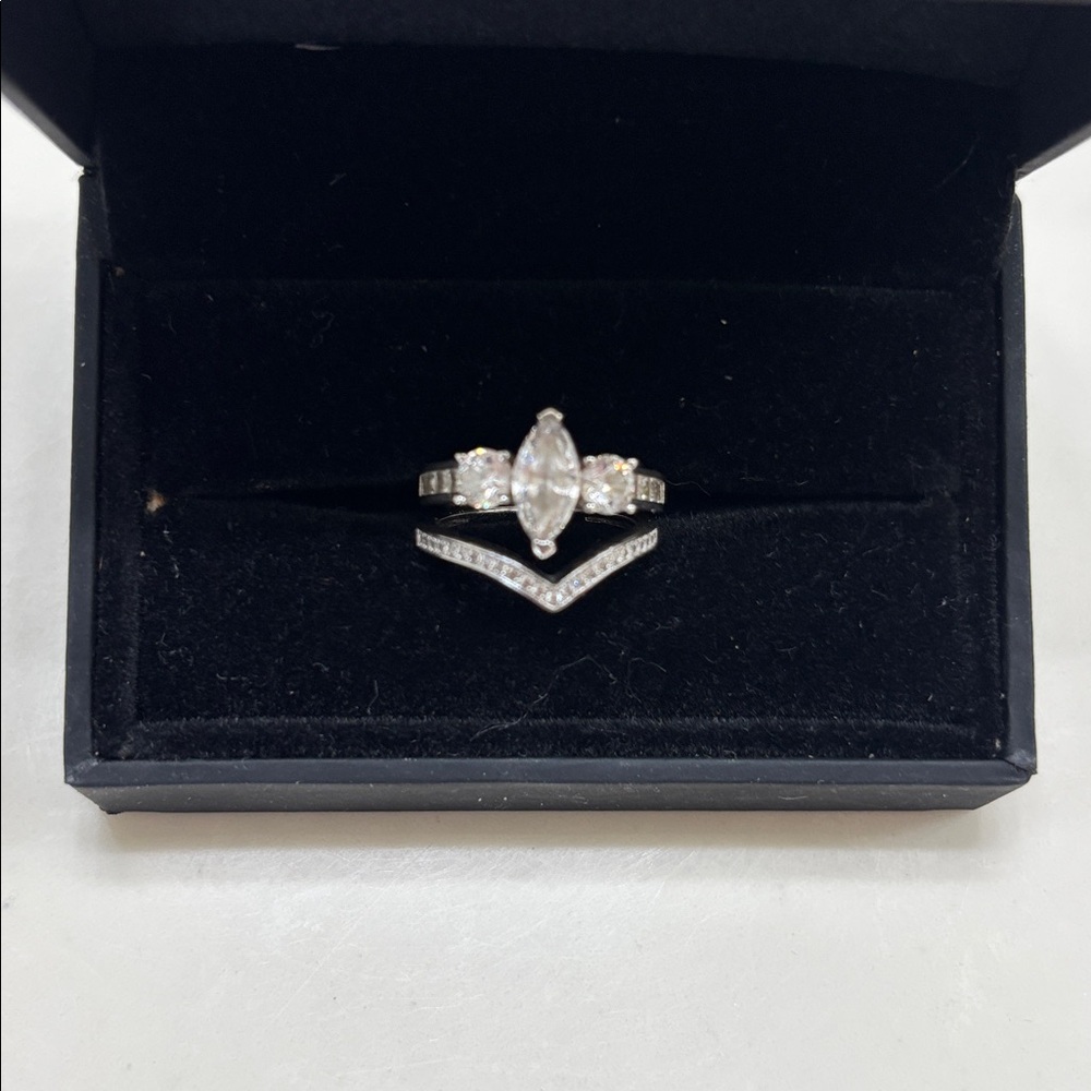 Elegant Jeulia Sterling Silver Wedding Ring Set